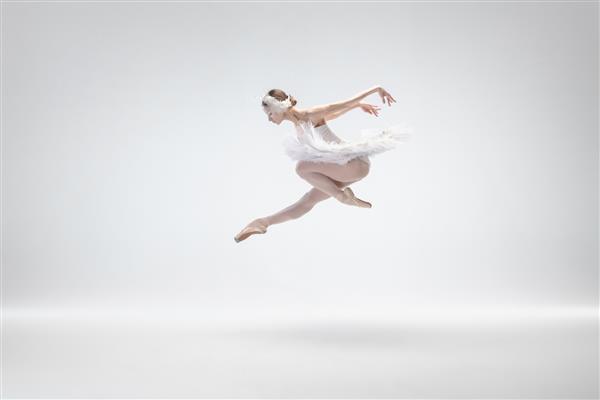 رقص بالرین کلاسیک برازنده ایزوله شده در پس زمینه سفید