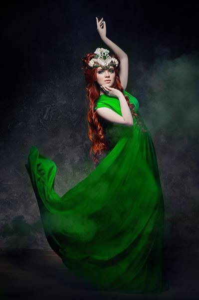 دختر مو قرمز ظاهر افسانه ای لباس بلند سبز آرایش روشن و مژه های بزرگ زن پری مرموز با موهای قرمز