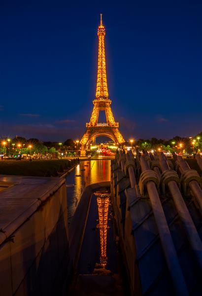 فرانسه شب تابستان در پاریس برج و انعکاس معروف ایفل فقط استفاده از تحریریه