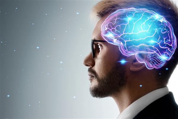 پرتره مردی از کنار در نمای نزدیک و هولوگرام مغز در حال کار مفهوم هوش کار مغز فرآیند فکر
