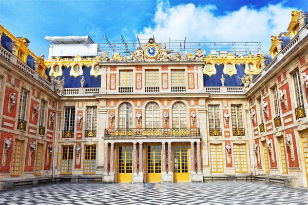 ورسای فرانسه - 21 سپتامبر ورودی اصلی ورسای فرانسه در 21 سپتامبر 2013 کاخ ورسای یک قصر سلطنتی بود - زیباترین کاخ در فرانسه و کلمه