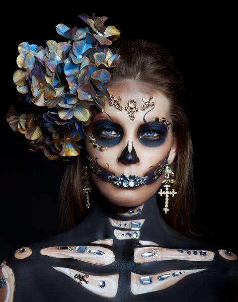 پرتره زیبایی هالووین از یک زن اسکلت مرگ آرایش روی صورت لباس هالووین مرگ دختر روز مرگ کالورا کاترینای جذاب و خطرناک