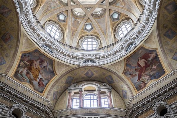 تورین ایتالیا - حدود مه 2021 فضای داخلی باروک عتیقه با دکوراسیون قدیمی کلیسای سلطنتی سان لورنزو سنت لارنس