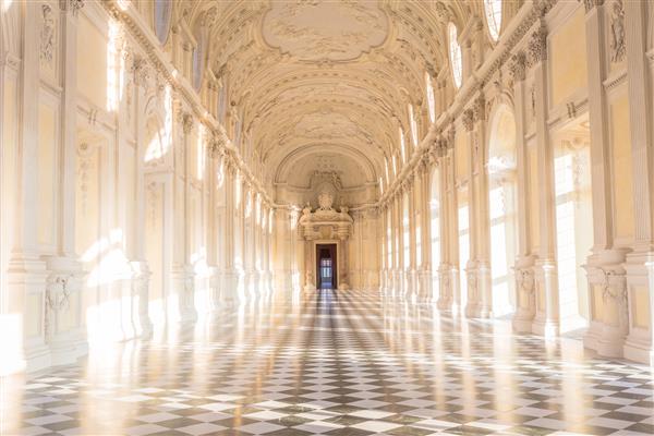 کاخ وناریا ایتالیا - در حدود سپتامبر 2020 سنگ مرمر لوکس برای فضای داخلی این گالری گالری بزرگ در کاخ سلطنتی وناریا واقع شده است