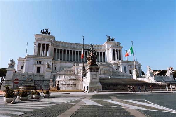 رم ایتالیا - 20 ژوئن 2018 نمای پانوراما جلوی موزه بنای تاریخی ویتوریو امانوئل دوم که به عنوان ویتوریانو یا محراب دلا پاتریا در میدان ونزیا در رم نیز شناخته می‌شود روز تابستان و آسمان آبی