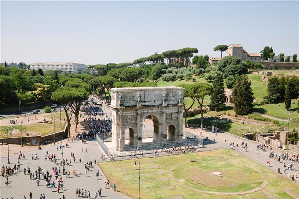 رم ایتالیا - 20 ژوئن 2018 طاق پیروزی کنستانتین در رم واقع بین کولوسئوم و تپه پالاتین