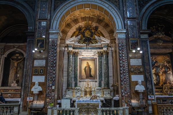 رم ایتالیا - 21 ژوئن 2018 نمای پانوراما از فضای داخلی سنت آندریا دل فرات این یک کلیسای باسیلیکایی قرن هفدهمی در رم ایتالیا است که به St اندرو