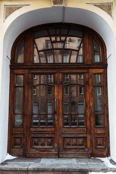 درب بسته چوبی قدیمی درگاه قهوه ای در ساختمان تاریخی