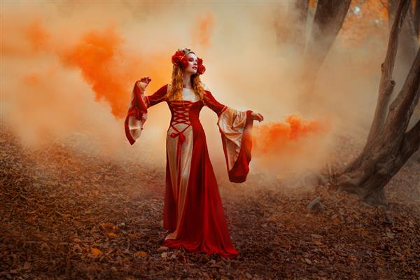 زن جوانی با لباس قرون وسطایی قرمز در حال قدم زدن در سرزمین عجایب