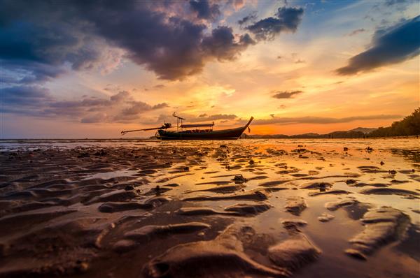 ساحل آئونانگ کرابی تایلند شب‌ها جمعیت زیادی دارد نور طلایی