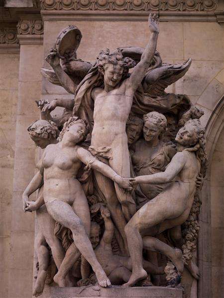 مجسمه هایی در کاخ گارنیه در پاریس فرانسه