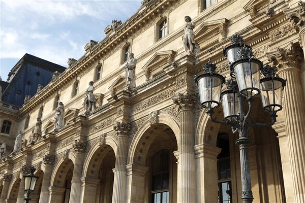 معماری رنسانس و چراغ خیابان در موزه لوور در پاریس