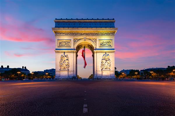 بنای دروازه و طاق پیروزی در شب در پاریس فرانسه