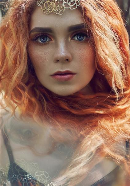 دختر نروژی مو قرمز زیبا با چشمان درشت