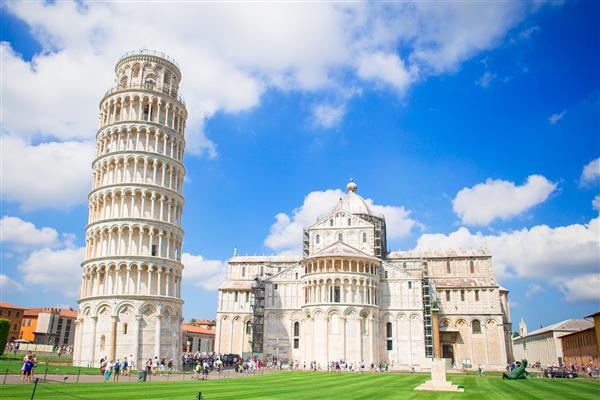 بازدید گردشگران از برج پیزا ایتالیا