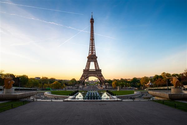 منظره پانوراما در برج ایفل و پارک در طول روز آفتابی در پاریس فرانسه سفر و تعطیلات