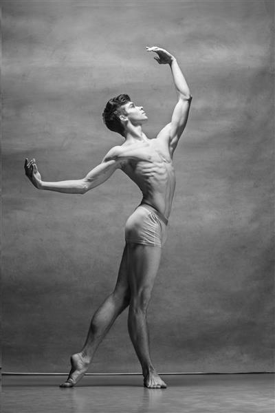 رقصنده مرد باله که روی خاکستری ژست گرفته است