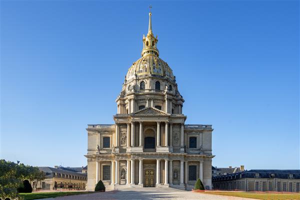 اینولید یک مجموعه معماری است که در پاریس در نزدیکی مدرسه نظامی فرانسه واقع شده است این یک اقامتگاه سلطنتی برای سربازان بازنشسته فرانسوی بود و بقایای فانی امپراتور ناپلئون را در خود جای داده است