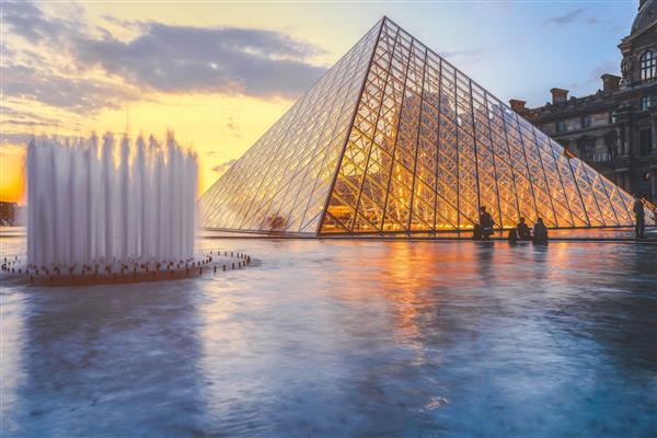 موزه لوور در گرگ و میش در زمستان این یکی از محبوب ترین مکان های دیدنی پاریس است