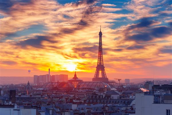 برج ایفل در غروب خورشید در پاریس فرانسه