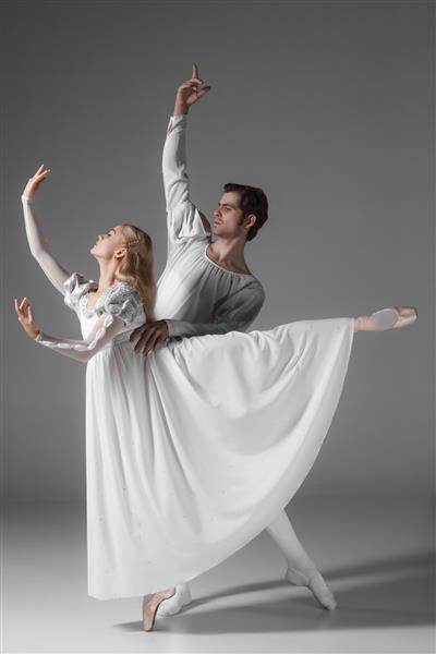 دو رقصنده جوان باله در حال تمرین مجریان جذاب رقص با لباس سفید