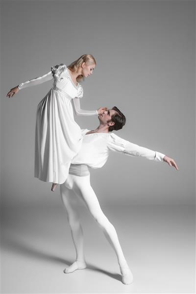 دو رقصنده جوان باله