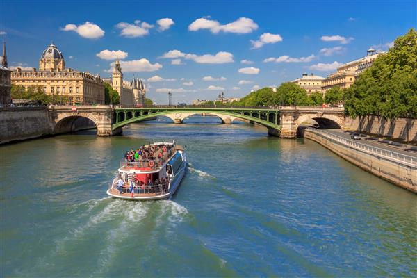رودخانه سن و دربان در پاریس فرانسه