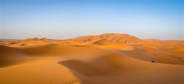 صحرای صحرا زیر نور خورشید و آسمان آبی در مراکش در آفریقا