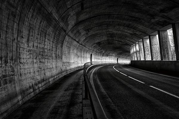 نمای افقی یک جاده خالی در تونل