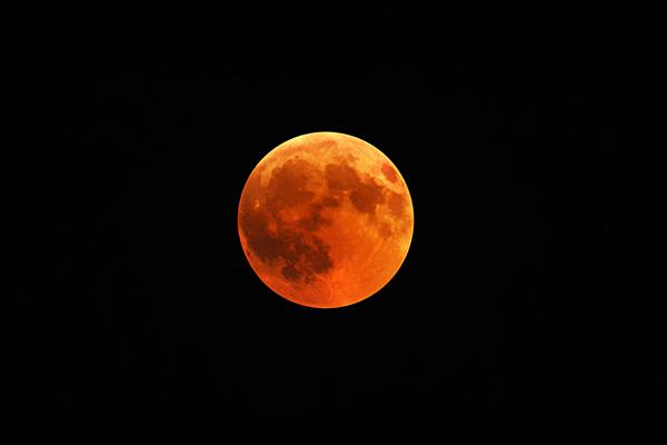 عکس زیبا از یک ماه قرمز با آسمان سیاه شب