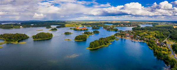 نمای هوایی زیبا از قلعه تاریخی جزیره تراکای در دریاچه گالو در لیتوانی