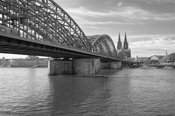 عکسی در مقیاس خاکستری از پل زیبای هوهنزولرن بر روی رودخانه راین