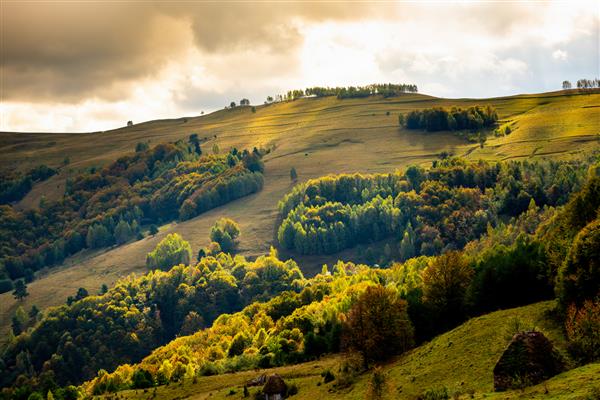 منظره ای زیبا با رشته کوه های معروف آپوسنی در رومانی زیر آسمان ابری