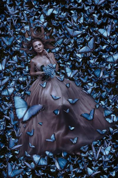 زن زیبا در زمینه پروانه ها