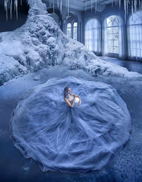 زن زیبا در اتاق یخ زده نشسته است