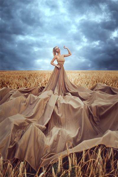 زن زیبا در گندم زار