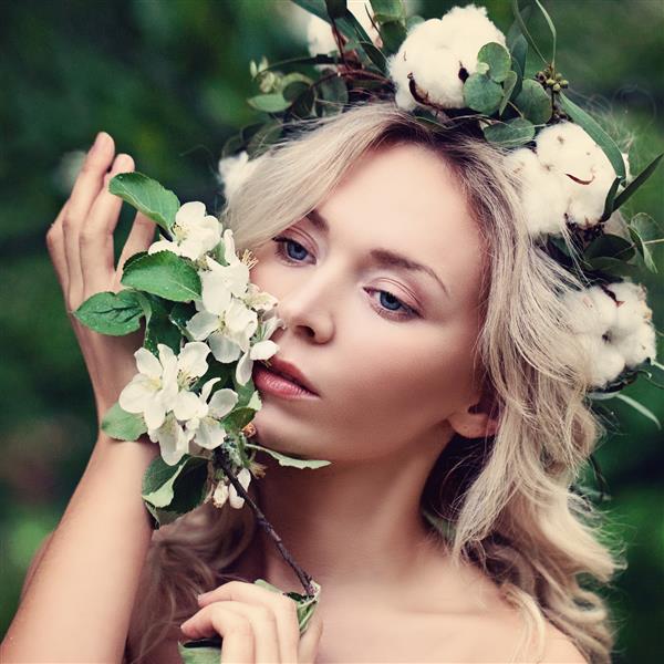 زن خوب با تاج گل سفید در فضای باز زیبایی طبیعی