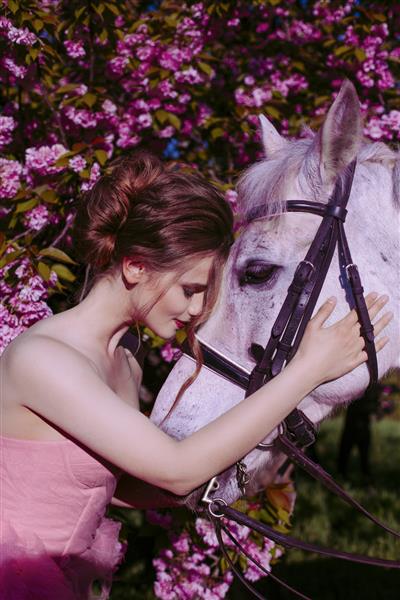 زن زیبا با اسب سفید در ساکورا