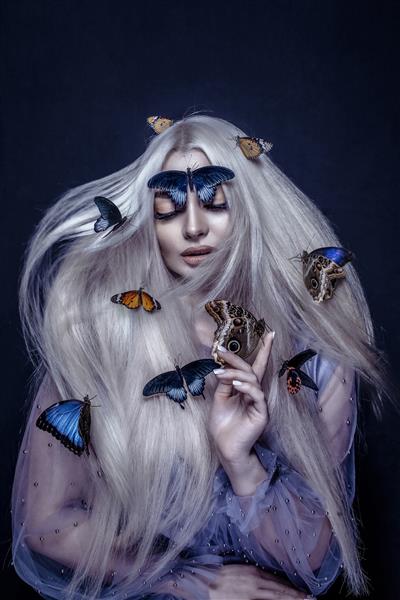 پرتره زن زیبا با پروانه ها