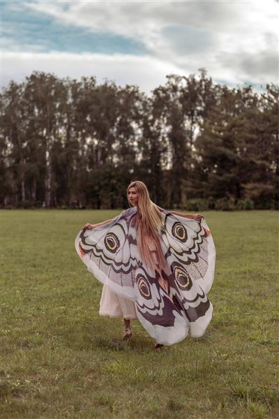 زن زیبا با بال های پروانه بزرگ