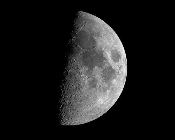 عکس نزدیک از ماه گرفتگی جدا شده روی سیاه