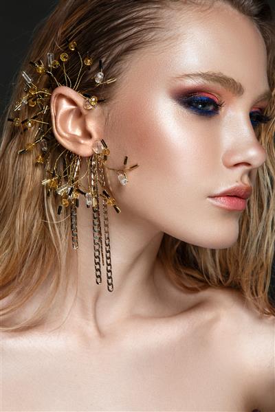 پروفایل پرتره زن زیبا با جواهرات روی گوش