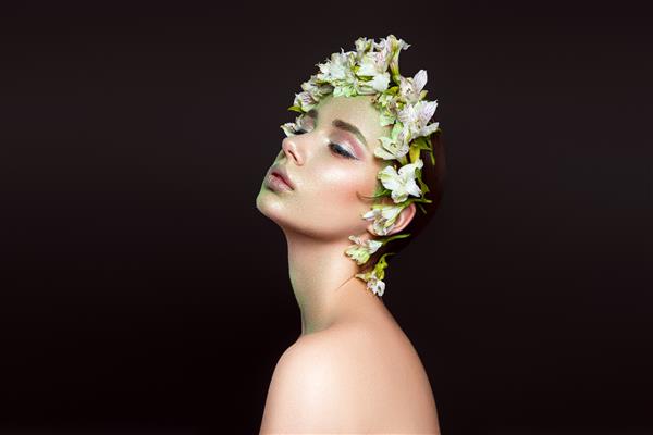 پرتره زن زیبا با گل روی سر در پس زمینه سیاه