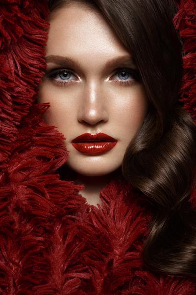 دختری زیبا با آرایش شب موج فر و لب های قرمز صورت زیبایی عکس گرفته شده در آتلیه