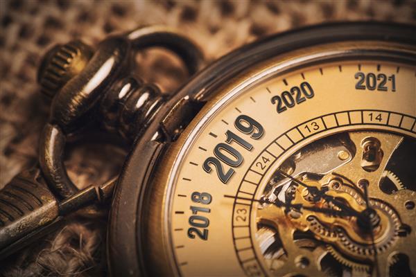 مفهوم سال جدید برای سال 2019 با ساعت جیبی ابرو