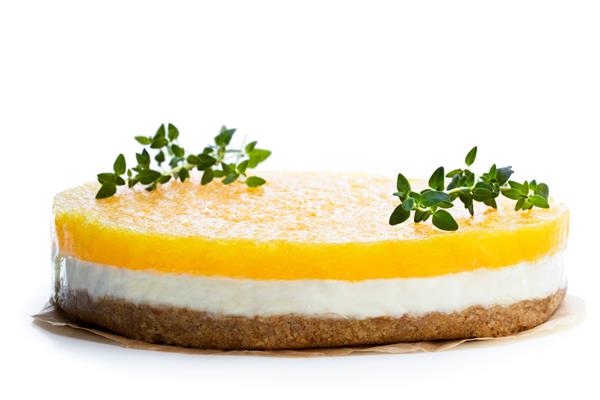 کیک پنیر آناناس لایه‌ای سالم جدا شده روی سفید
