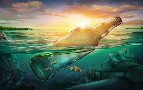 ماهی های کوچک در یک بطری در میان آلودگی اقیانوس ها مفهوم محیطی