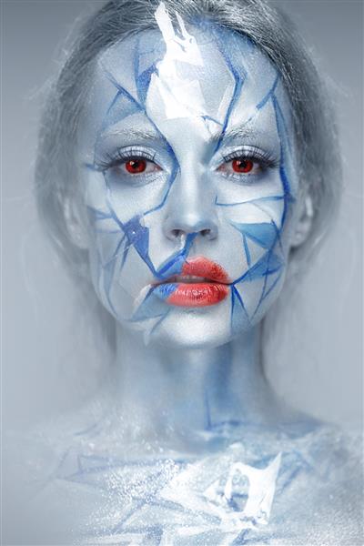 دختر زیبا در ظاهر غیر معمول زمستانی با لب های قرمز آرایش خلاقانه نگاه هنری عکس گرفته شده در آتلیه
