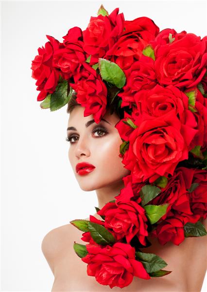 چهره زیبای زن احاطه شده توسط گل رز قرمز پوست کامل آرایش حرفه ای