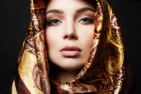 دختری با روسری طلایی زن جوان زیبا با چادر رنگارنگ دختر زیبایی زن سبک قومی مد